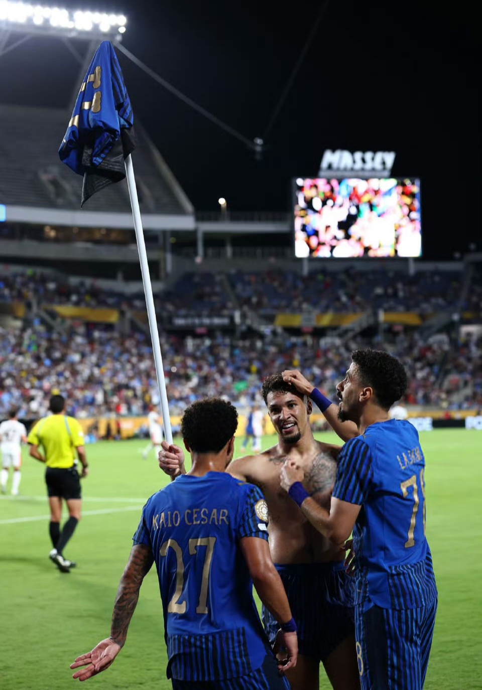 包含全明星赛八强战激情夜！伊布里突外投，达拉斯独行侠险胜国际米兰的词条